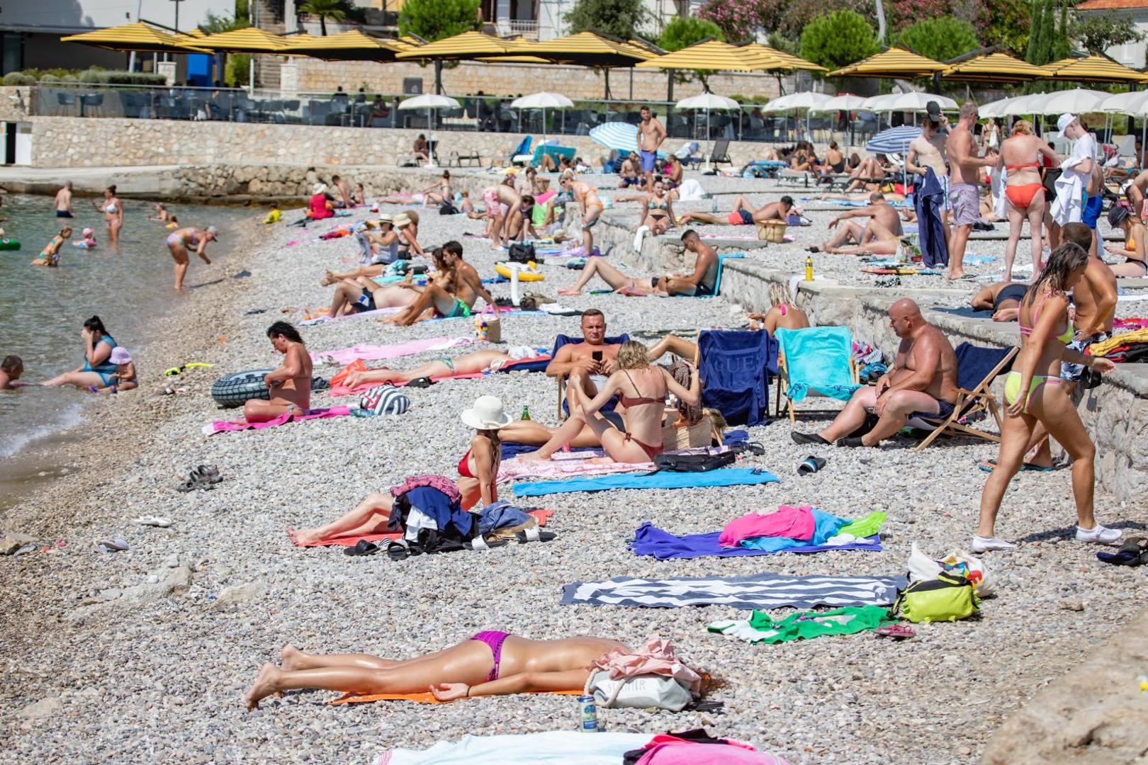 12.08.2020., Dubrovnik - Sunset beach u uvali Lapad prepuna turista. Photo: Grgo Jelavic/PIXSELL