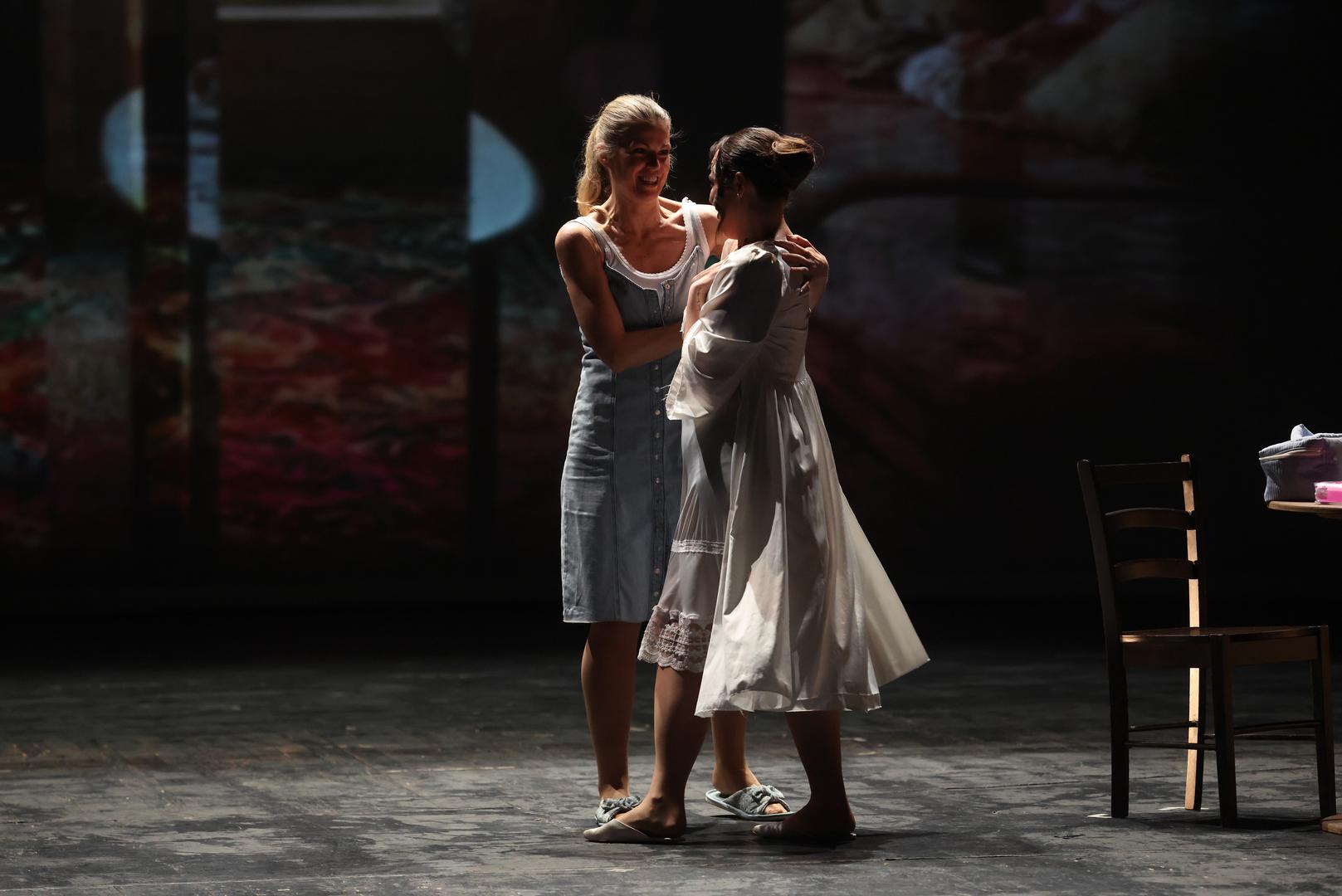 Predstava "Dok zvijezde ne padnu" premijerno je izvedena 6. veljače u Hrvatskom narodnom kazalištu u Osijeku