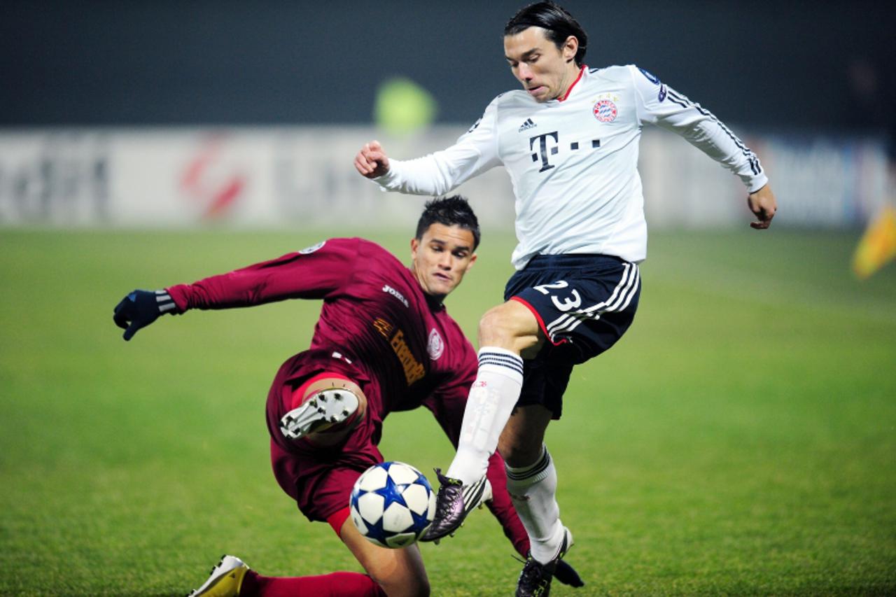 \'Bayern Munich\'s Danijel Pranjic (R) vies with Cluj\'s Rafael Bastos during the Champions League football match CLuj vs Bayern Munich in Cluj-Napoca on November 3, 2010.   AFP PHOTO / DANIEL MIHAILE