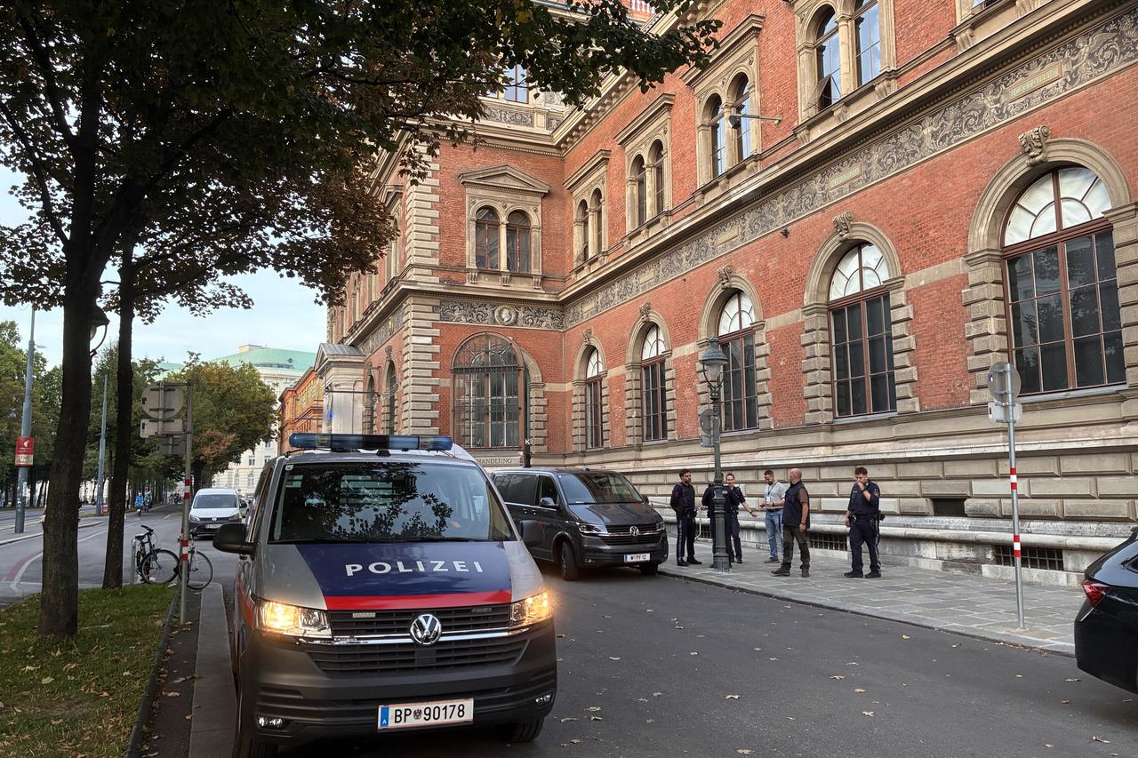 Theft at a Vienna Jewelry Exhibition