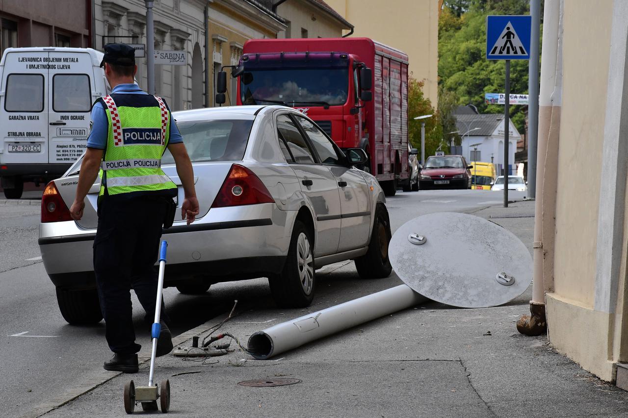 Požega - Vozač automobila zabio se u stup javne rasvjete i pao na pješakinju.