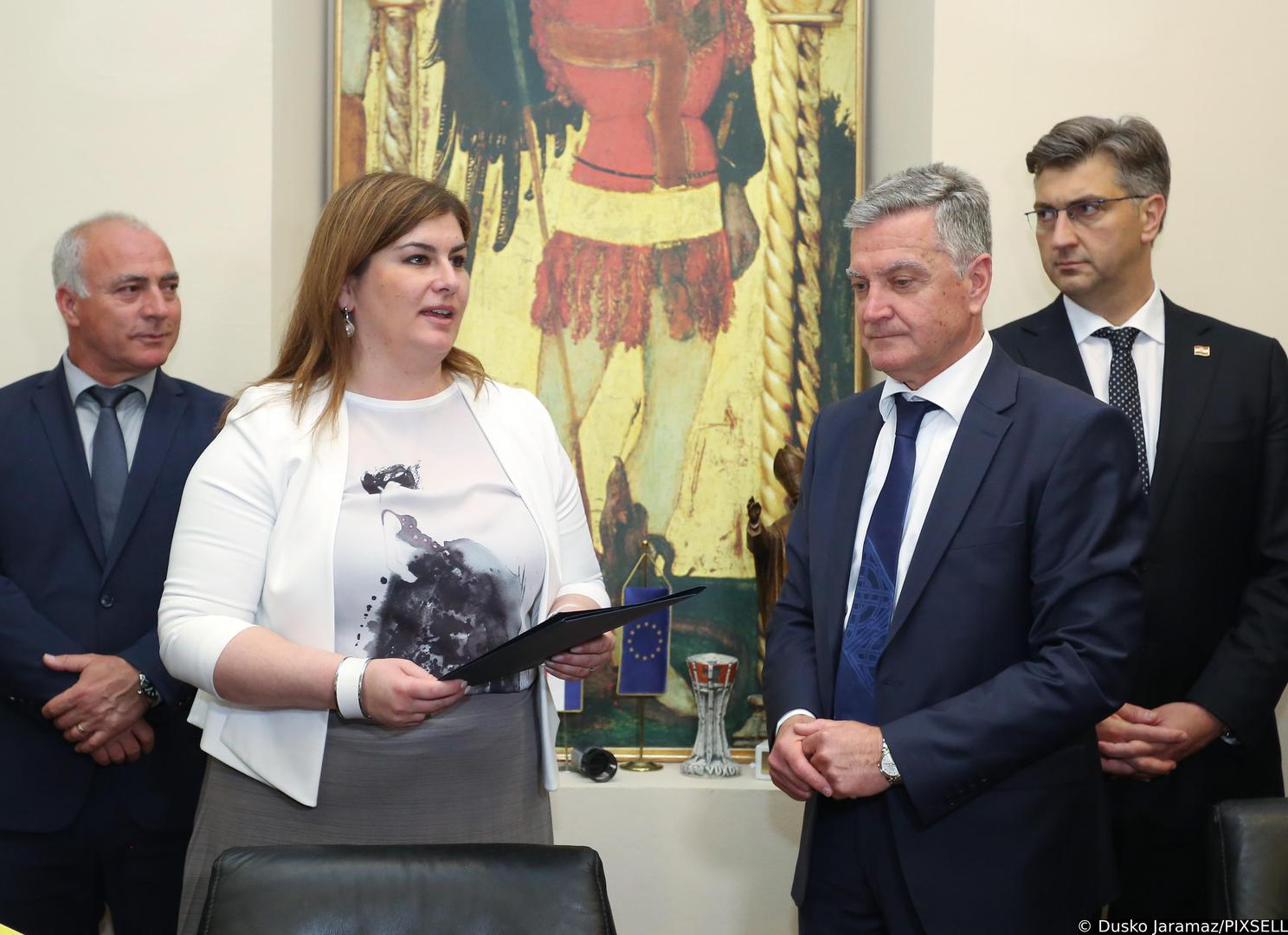 13.05.2019., Sibenik - U Uredu gradonacelnika Grada Sibenika odrzan je sastanak predsjednika Vlade RH Andreja Plenkovica i suradnika s gradonacelnikom Zeljko Buricem nakon kojeg je potpisan sporazum o uredjenju medjusobnih odnosa izmedju Republike Hrvatske i Grada Sibenika pri provedbi Razvojnog plana "Batizele".  Zupan Goran Pauk, ministrica regionalnog razvoja i fondova EU  Gabrijela Zalac, gradonacelnik Zeljko Buric, predjsednik Vlade Andrej Plenkovic. Photo: Dusko Jaramaz/PIXSELL