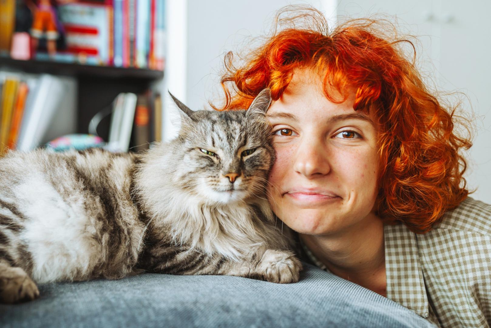 Za razliku od pasa, mačke često imaju dozu suzdržanosti u pokazivanju privrženosti. No, to ne znači da vas ne vole – njihovi znakovi ljubavi suptilniji su, ali vrlo jasni onima koji ih znaju čitati. Ako se pitate voli li vas vaša mačka, evo osam konkretnih znakova koji otkrivaju da ste joj doista važni.