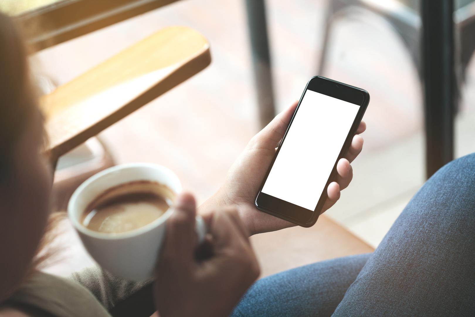 5. SMS i instant poruke: Sadržaj vaših tekstualnih poruka i chat razgovora ostaje pohranjen na telefonu, često dugo nakon što ste vi zaboravili na njih. To uključuje osobne razgovore, poslovne dogovore, pa čak i osjetljive informacije koje ste možda podijelili u povjerenju. 