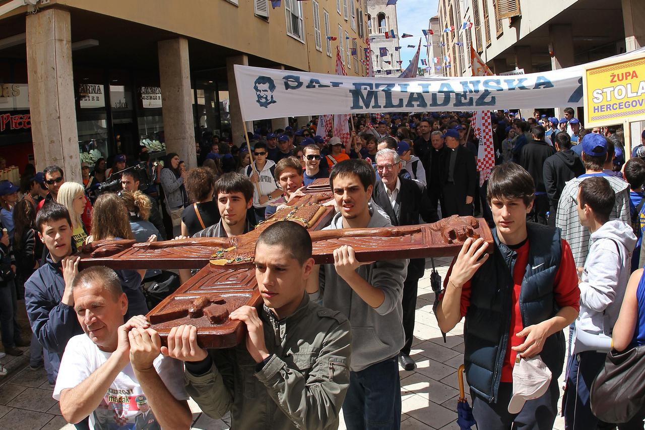 08.05.2010., Zadar - Procesija Hrvatske Katolicke mladezi defilirala je gradom od foruma do dvorane na Visnjiku gdje ce se moliti krunica i odrzati sveta misa. Velikoj povorci sudjelovalo 40000 mladih. Photo: Filip Brala/PIXSELL