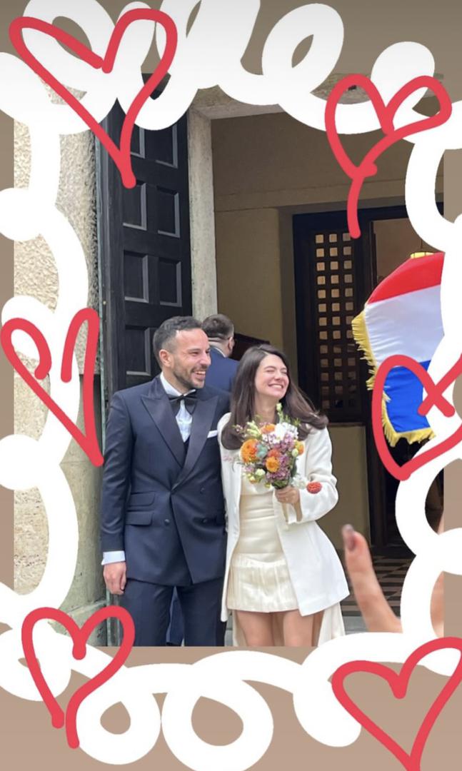 Fotografije s njihova jesenskog vjenčanja podijelili su i uzvanici na Instagramu, otkrivajući djeliće svečane atmosfere. Sara je za tu prigodu odabrala asimetričnu haljinu u boji šampanjca, dok je njezin suprug nosio moderno odijelo tamnoplave boje. 