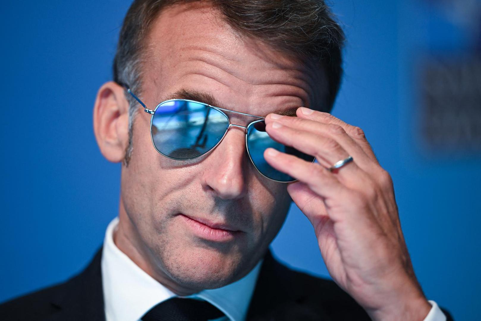 Macron se s naočalama pojavio šest mjeseci nakon što je sličan modni detalj nosio i na Svjetskom ekonomskom forumu u Švicarskoj.