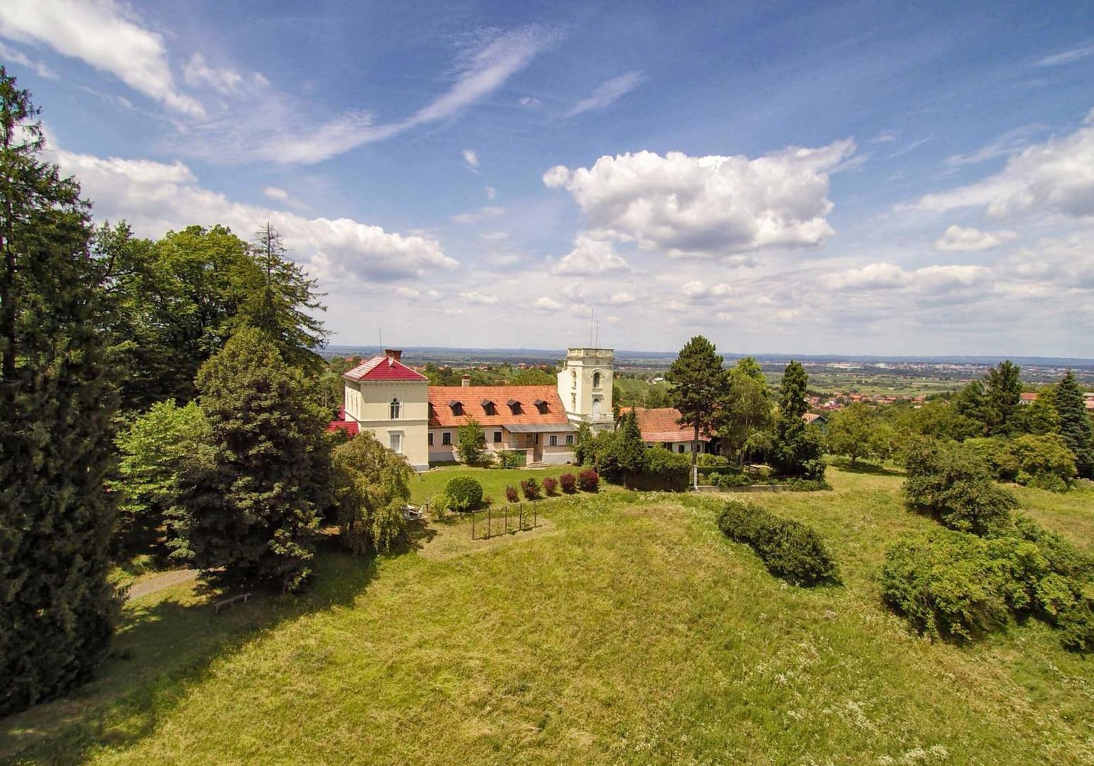 Ako ste ikad maštali da živite u dvorcu, ta vam se želja lako može ostvariti. U oglasnicima se prodaje nekoliko dvoraca u Hrvatskoj, a mi smo izdvojili jedan za koji nisu potrebna prevelika dodatna ulaganja. 