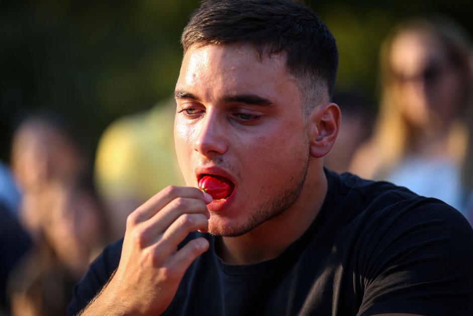 Održano natjecanje u jedenju chilli papričica na Zagreb burger festivalu