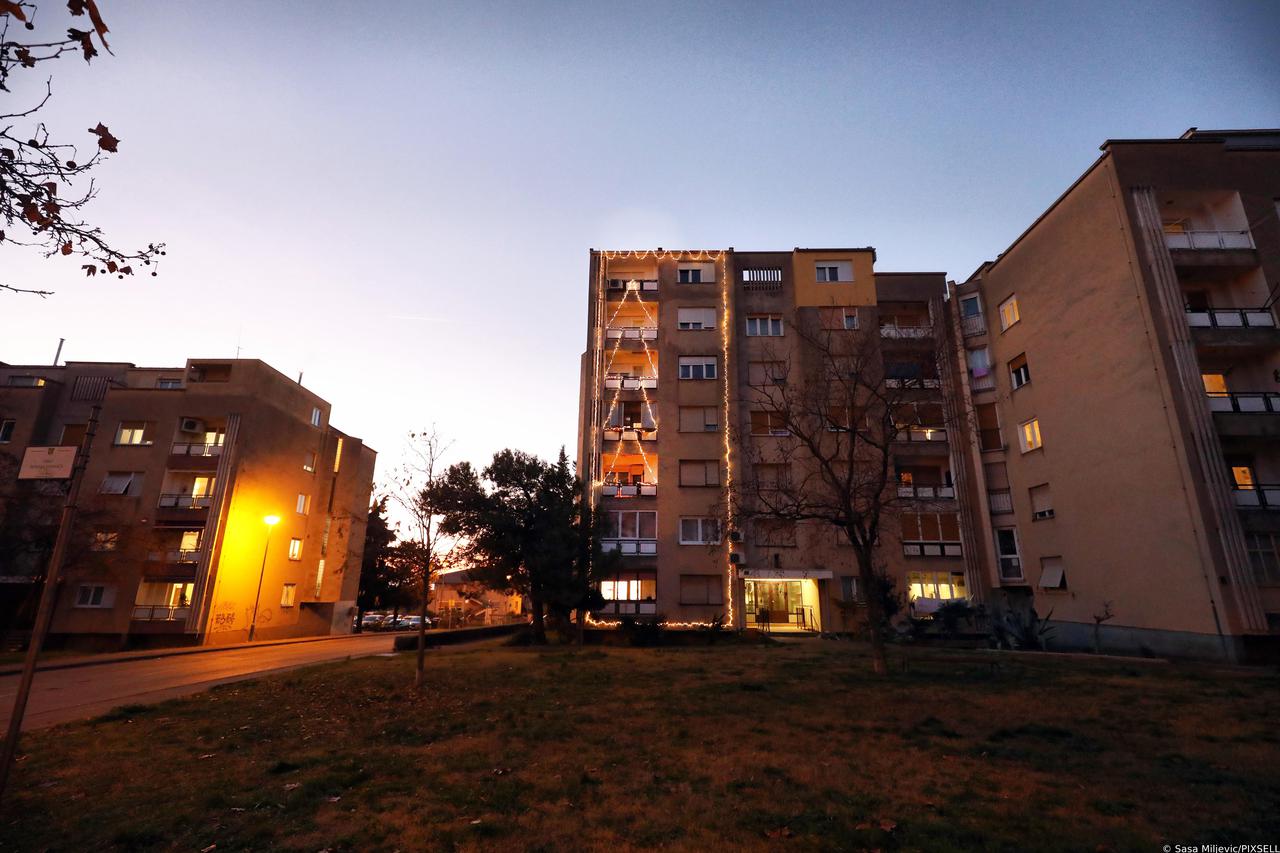 Stanari Voltićeve u Puli, sami ukrasili svoju zgradu povodom Božića