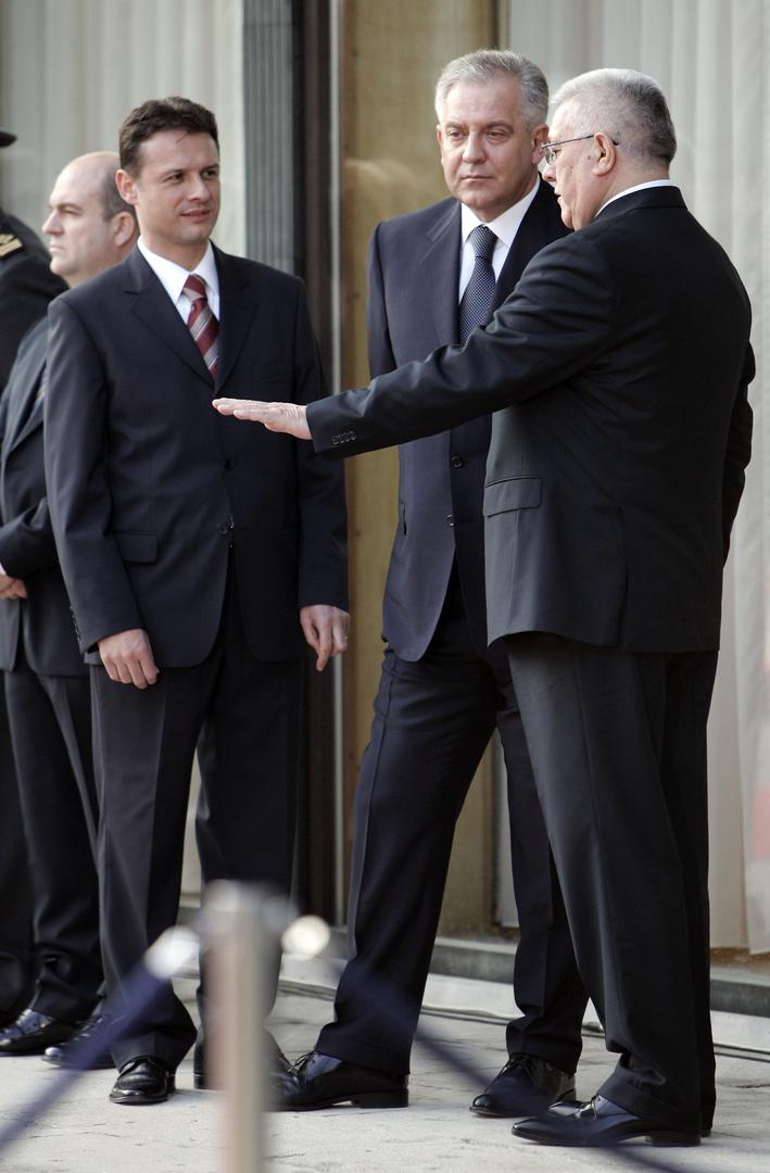 Iako je susret bio povijesno važan, danas najviše pažnje plijene fotografije s dočeka – posebno izgled tada mladolikog Jandrokovića.