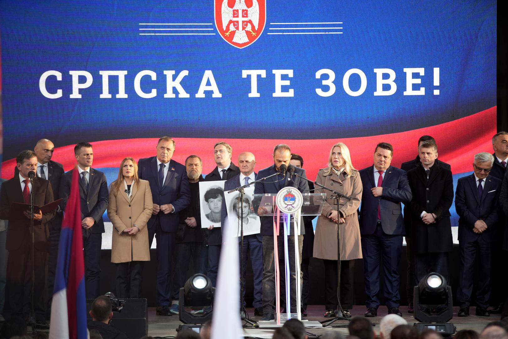 Dodao je kako ne želi u "pedersku Europsku uniju", a to je izgovarao dok je iza njega stajala Ana Brnabić, predsjednica skupštine Srbije koja se otvoreno deklarira kao osoba homoseksualne orijentacije. 