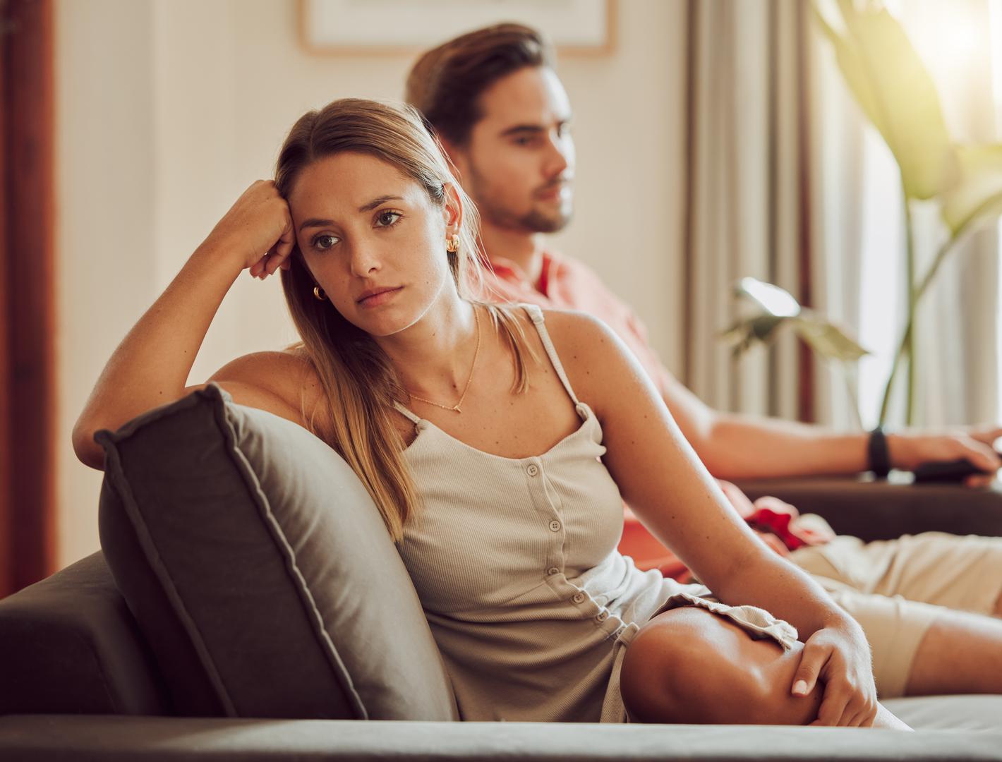 Od muškaraca se često može čuti: "Vi žene biste trebali "dolaziti" s uputama...".  Mnogi od njih smatraju da su žene vrlo komplicirane i da ih je teško "pročitati". O čemu sada razmišljaju, što očekuju od mene, kako prepoznati što žele, a što ne? Što su pod tim mislile Više se ne morate mučiti razmišljanjem, donosimo mali vodič za frajere s popisom stvari  koje će ženama, u većini slučajeva, zasmetati prije seksa.