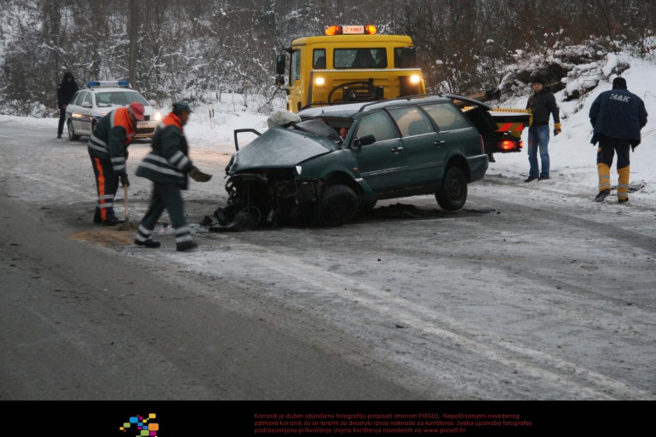 '02.01.2011., Slunj - U mjestu Slusnice dogodila se teska prometna nesreca. Pri sudaru dva osobna automobila jedna osoba je poginula dok ih je vise ozljedeno.  Photo: Dominik Grguric/PIXSELL'