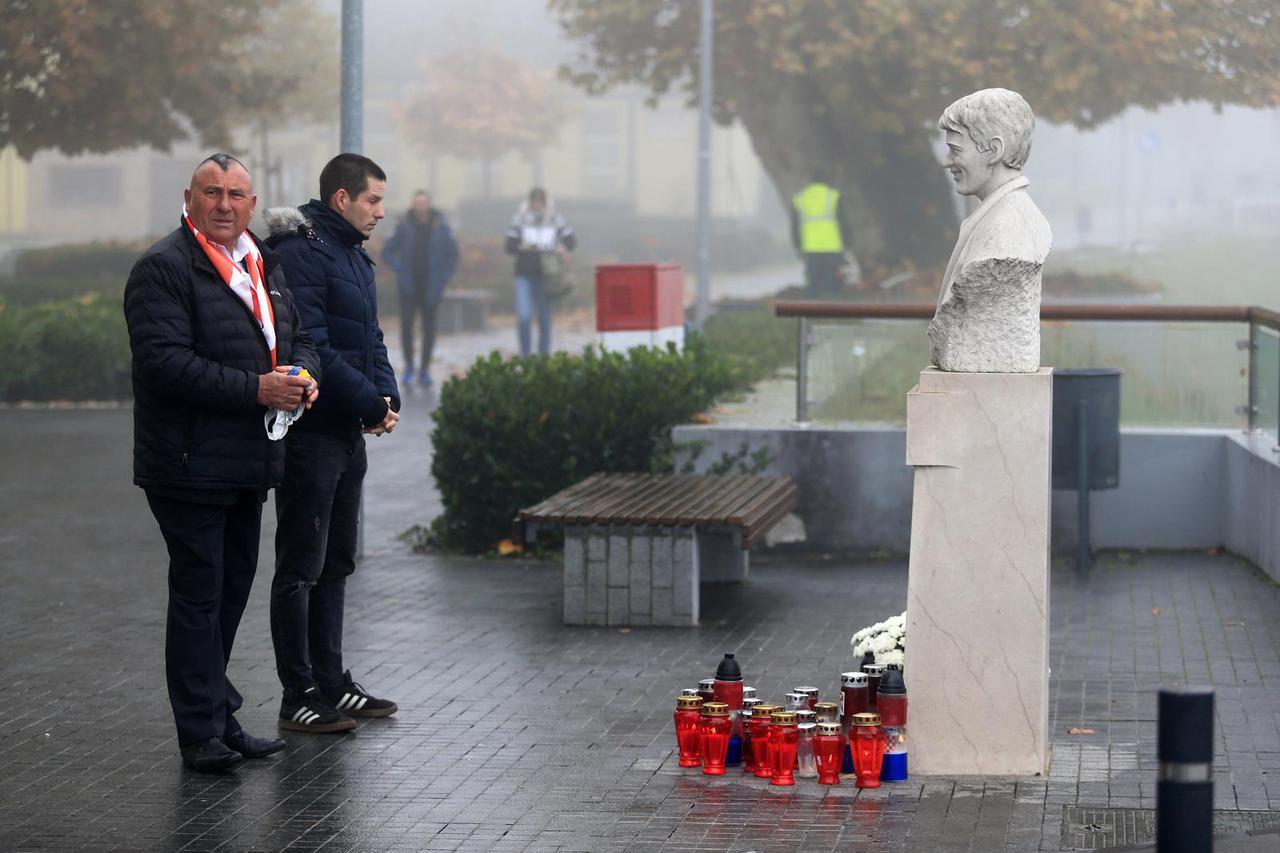 Vukovar: Svijeće i lampioni na spomeniku francuskom heroju Jean-Michelu Nicolieru