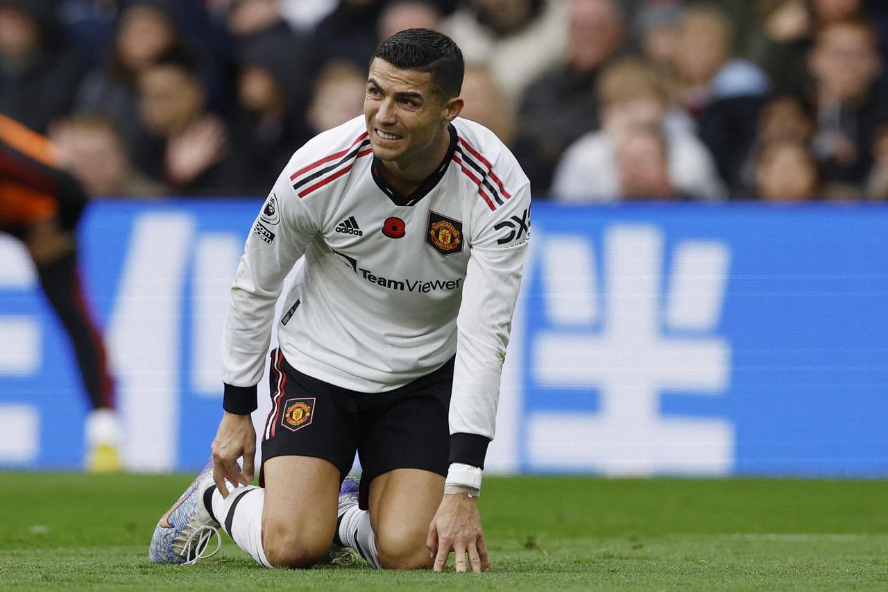 Premier League - Aston Villa v Manchester United