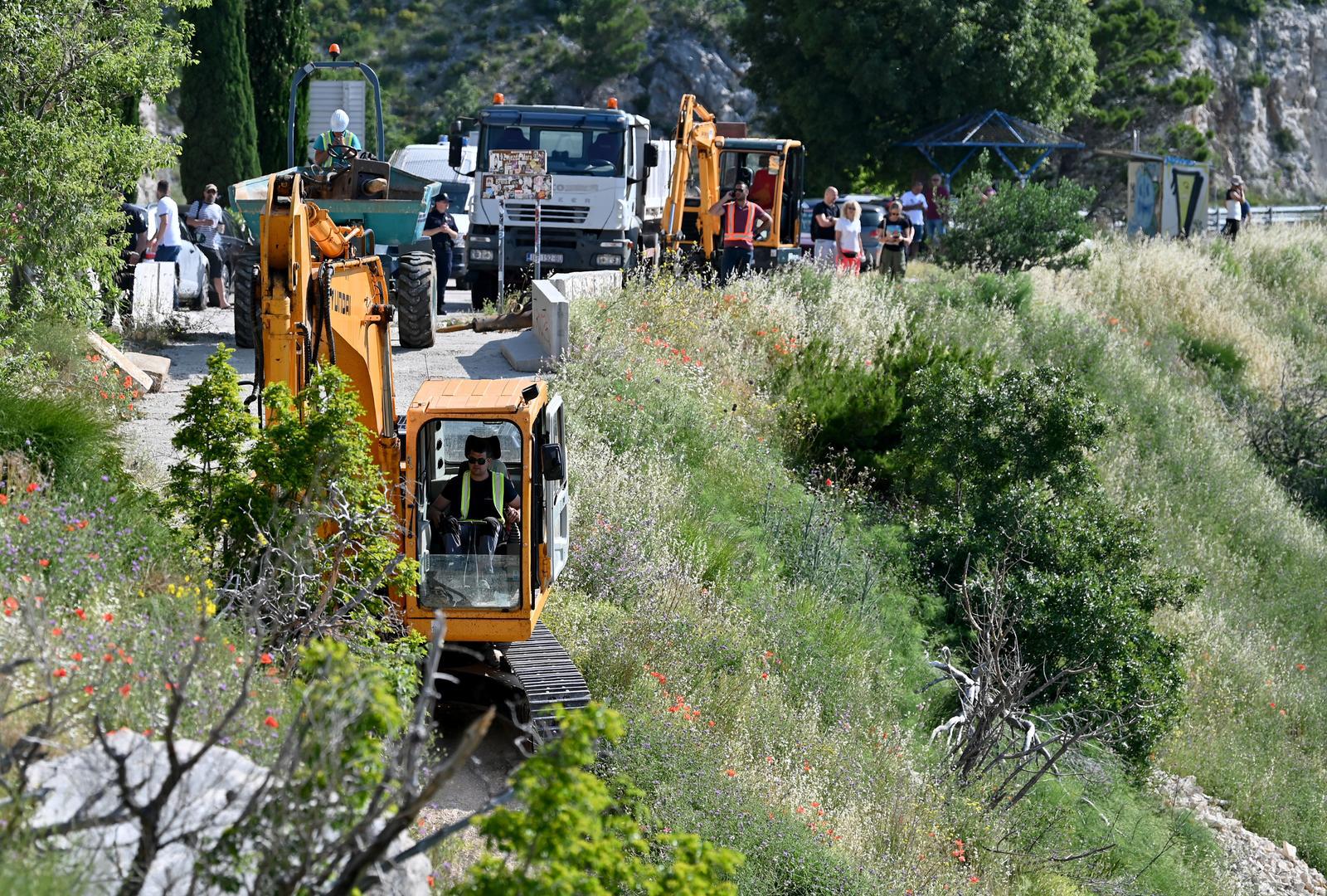02.06.2023., Uvala Vruja - Zapocelo je rusenje sedam bespravno sagradjenih objekata koje je sagradio poduzetnik Stipe Latkovic. Photo: Matko Begovic/PIXSELL