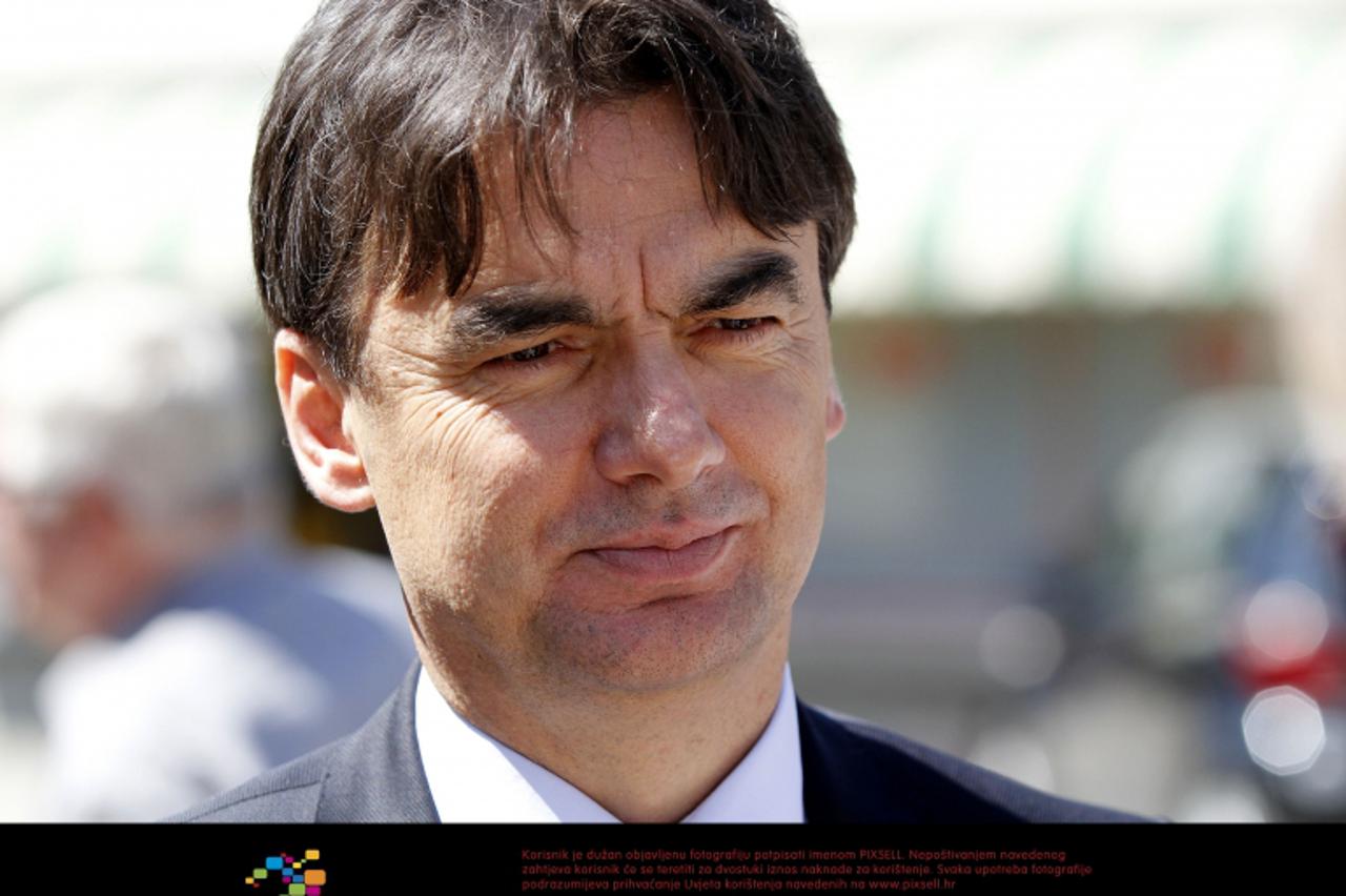 '15.06.2012., Strahoninec- Potpredsjednik Vlade Branko Grcic ispred Opcinske vijecnice u izgradnji porazgovarao s izvodjacima radova.   Photo: Vjeran Zganec-Rogulja/PIXSELL'