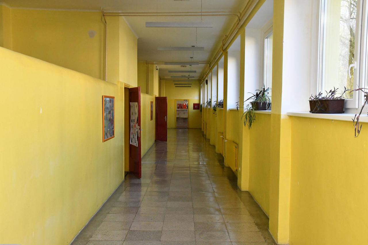 Prazne učionice i hodnici