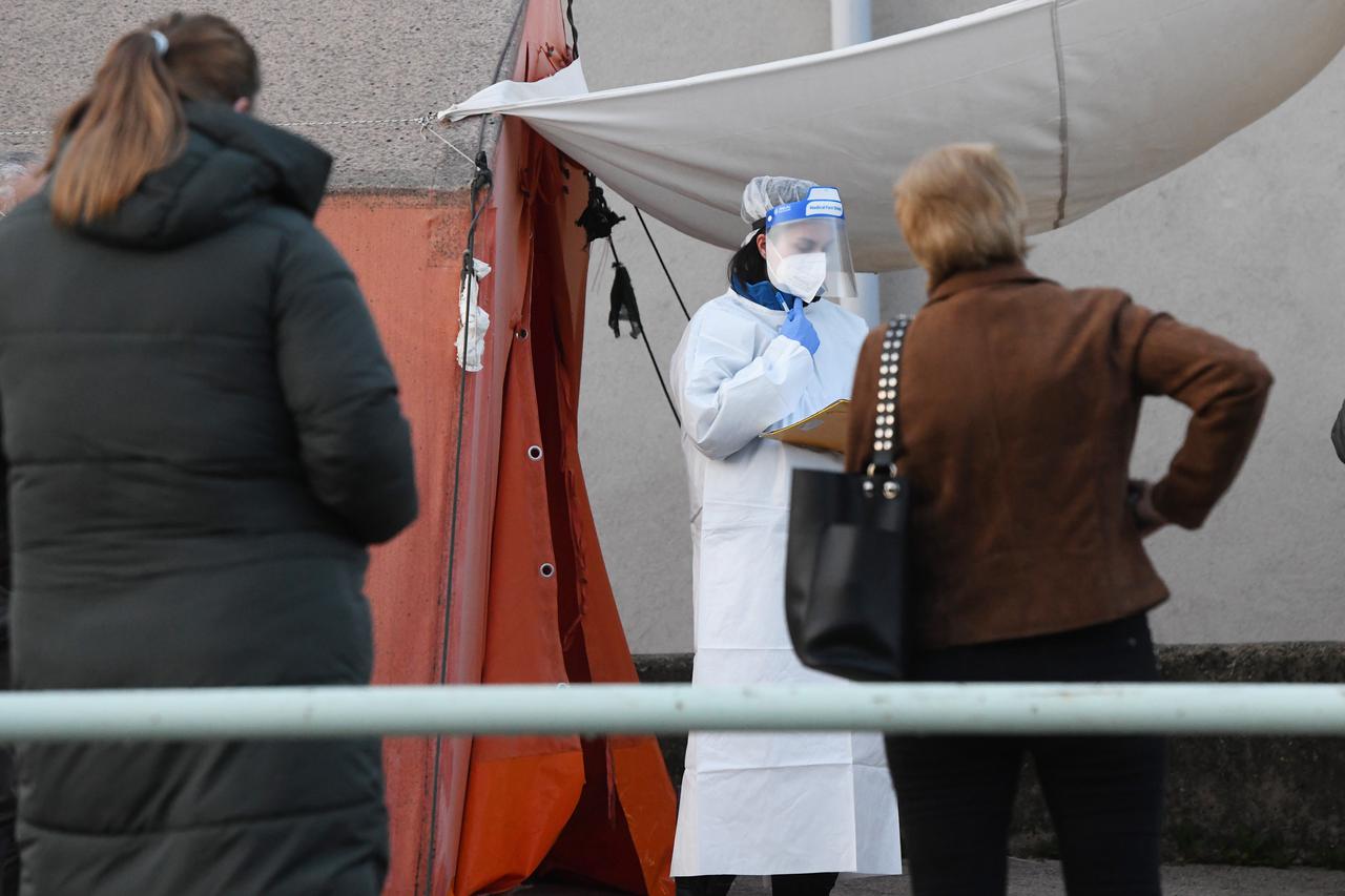 Testiranje na covid-19 ispred OB Šibenik