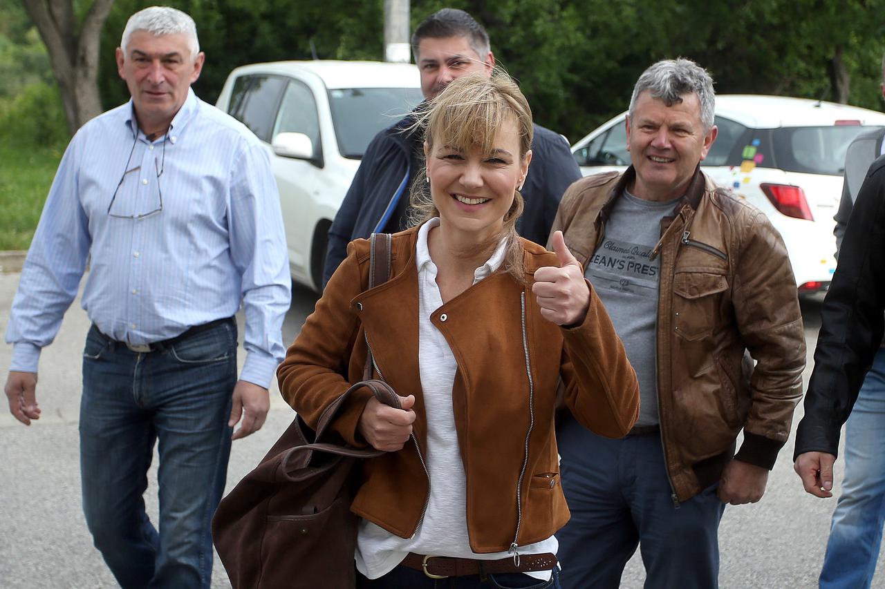Zagreb: Bruna Esih glasovala na biračkom mjestu Mikulići