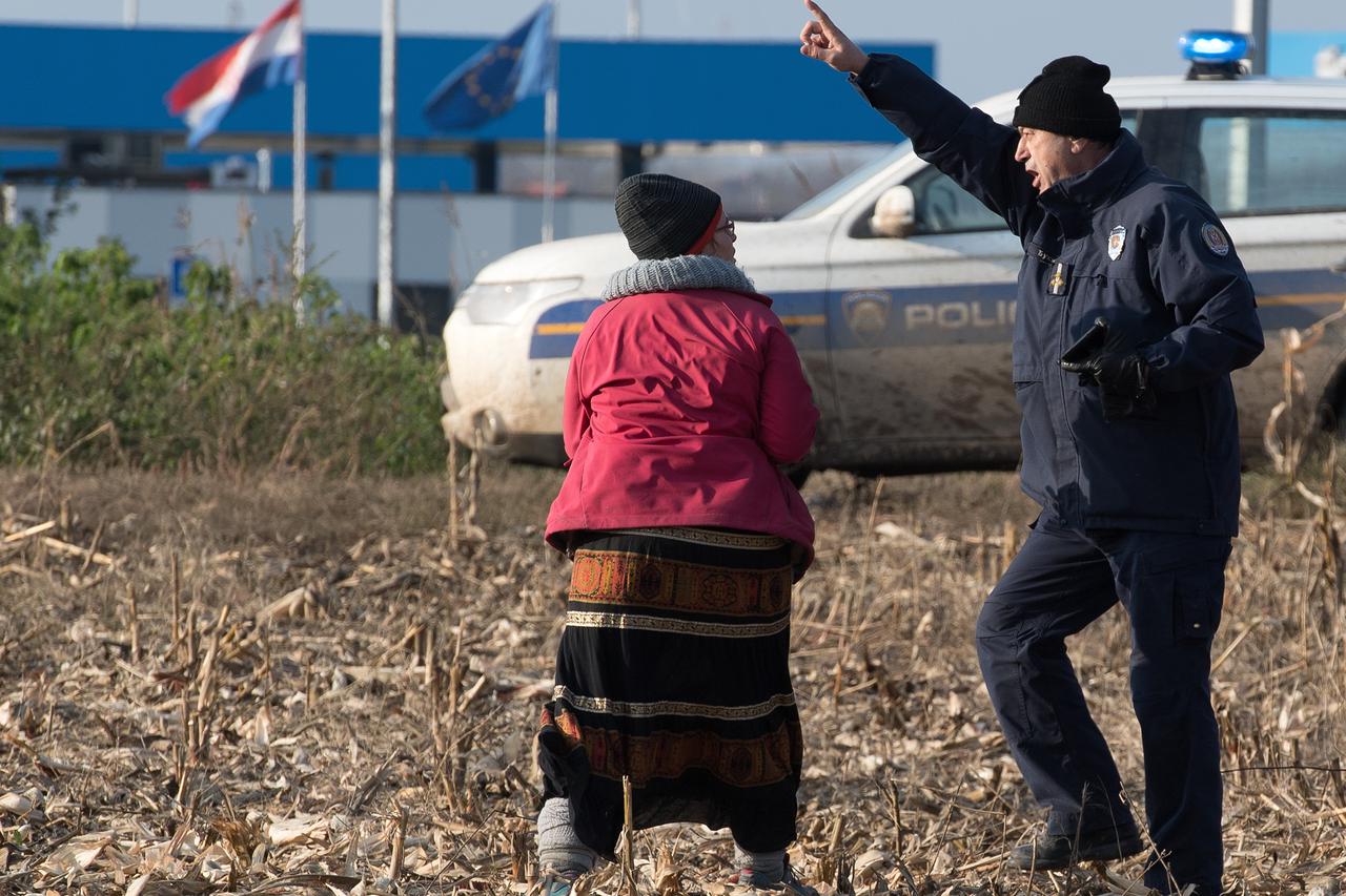 14.11.2016., Sid, Srbija - Grupa migranata pokusala je nasilno prijeci granicu, policija ih je sprijecila i trenutno se nalaze okruzeni hrvatskom i srpskom policijom na nicijoj zemlji kod granicnog prelaza Sid-Tovarnik. Migranti, porijeklom iz Pakistana i