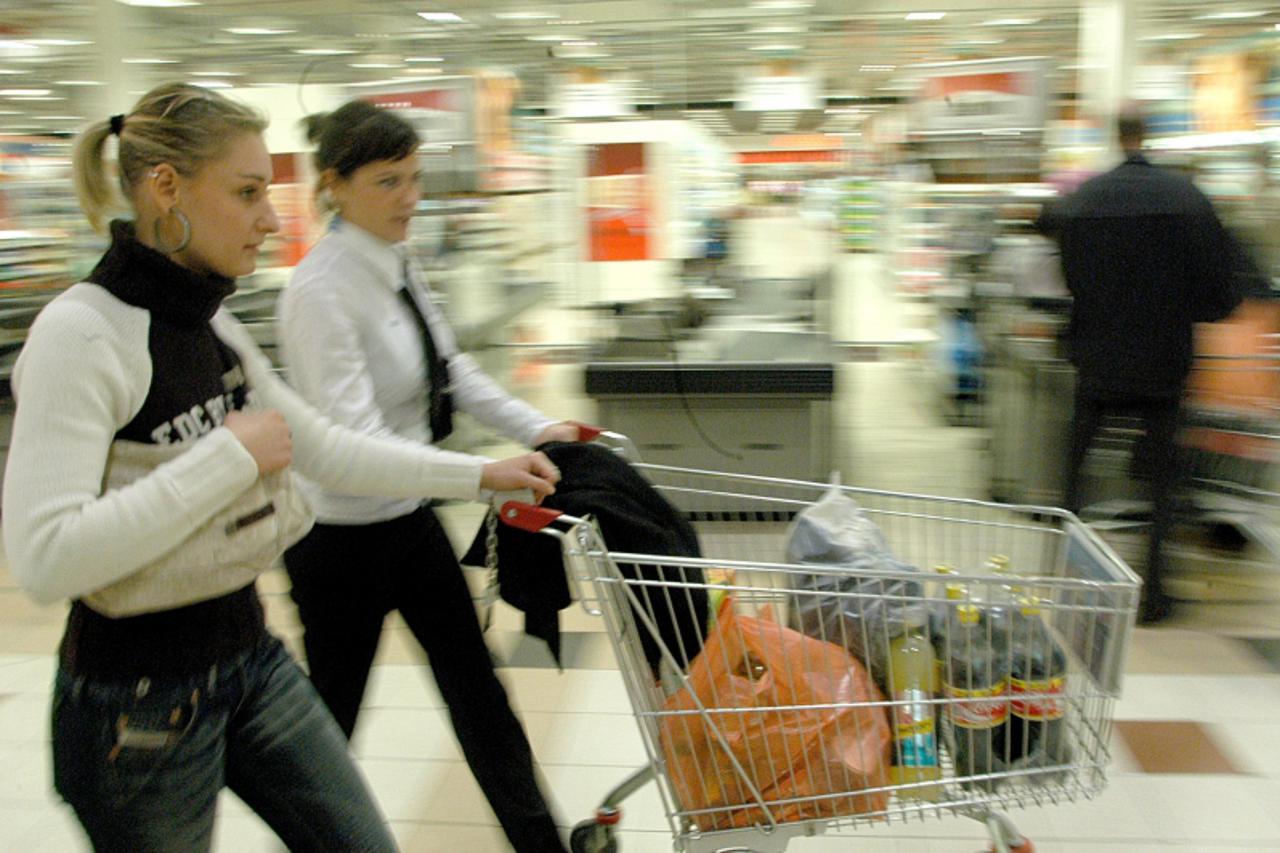 'posebni prilozi...zgb...05.11.2003. trgovina king cross kupovina soping  snimio:boris scitar'