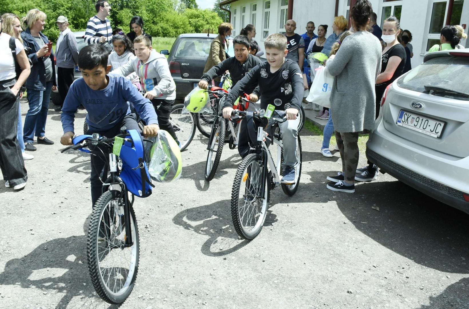 31.05.2021.,Glina,selo Maja - Ucenici zagrebacke Prve gimnazije proveli su humanitarnu akciju Kap dobrote za djecu iz podrucnih skola Gline (OS Maja i OS Vidusevac). Cilj je bio sakupiti sredstva i osigurati ucenicima prijevoz do skole jer se nalaze u ruralnim podrucjima koja su dodatno ugrozena potresom. Ovom idejom spojili su bicikliranje (projekt BUS - Biciklom u skolu koji su pokrenuli prije nekoliko godina u Prvoj), odrzivi razvoj i humanitarni rad koji u skoli njeguju. Osigurano je 27 bicikala i 1 tricikl za dijete s cerebralnom paralizom te kompletna biciklisticka oprema koji su dostavljeni u OS Maja.Photo: Nikola Cutuk/PIXSELL