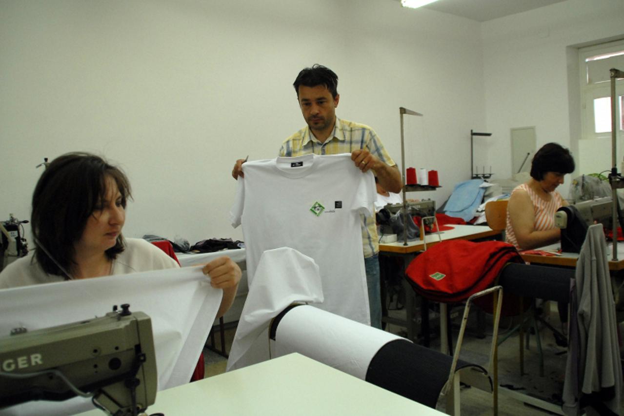 '01.07.2011.-Galizana-U krojackom obrtu San Antonio opcina Vodnjan narucila modele hlaca,marama i majica koje ce se prodavat ispred zupne crkva te tako omoguciti turistima ulazak u crkvu dolicno obuce
