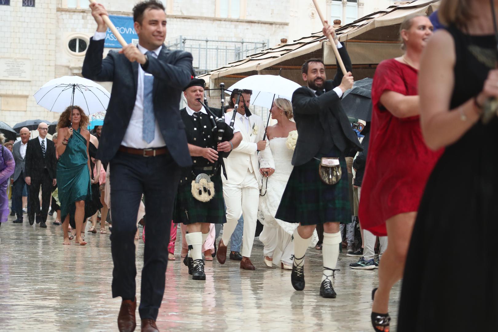 Mladenka je za svoj veliki dan odabrala vjenčanicu s potpisom hrvatske dizajnerice Aleksandre Dojčinović, a mladoženja je nosio elegantno bijelo odijelo.