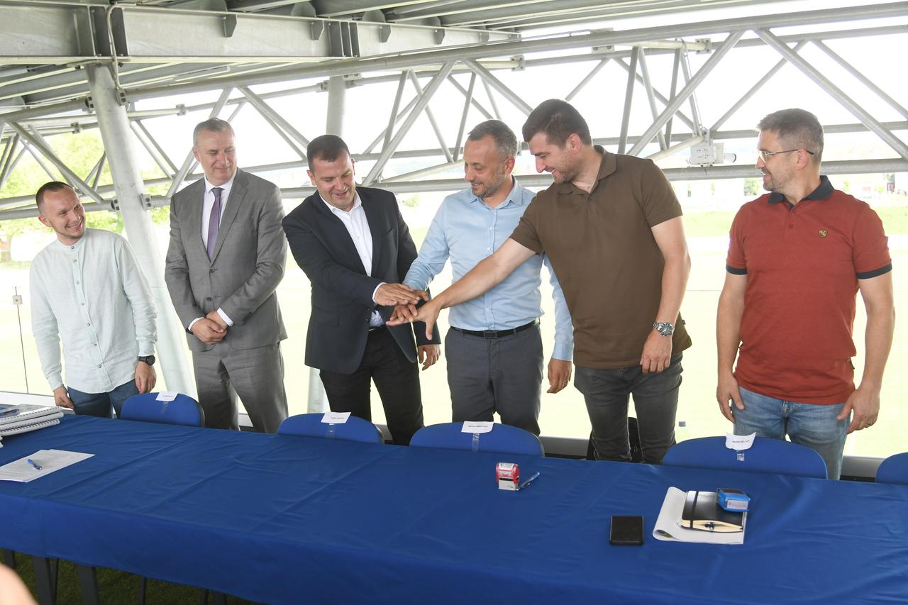 Potpisivanje Ugovora s izvođačem radova na rekonstrukciji i dogradnji Arene Bjelovar