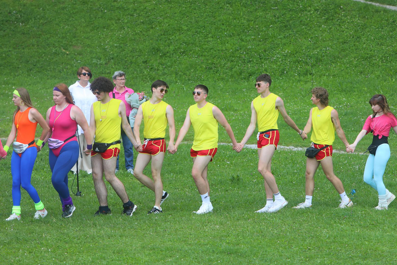 Neki su bili obučeni kao Kip slobode u New Yorku, drugi kao fitness instruktori, a treći kao zečevi. 