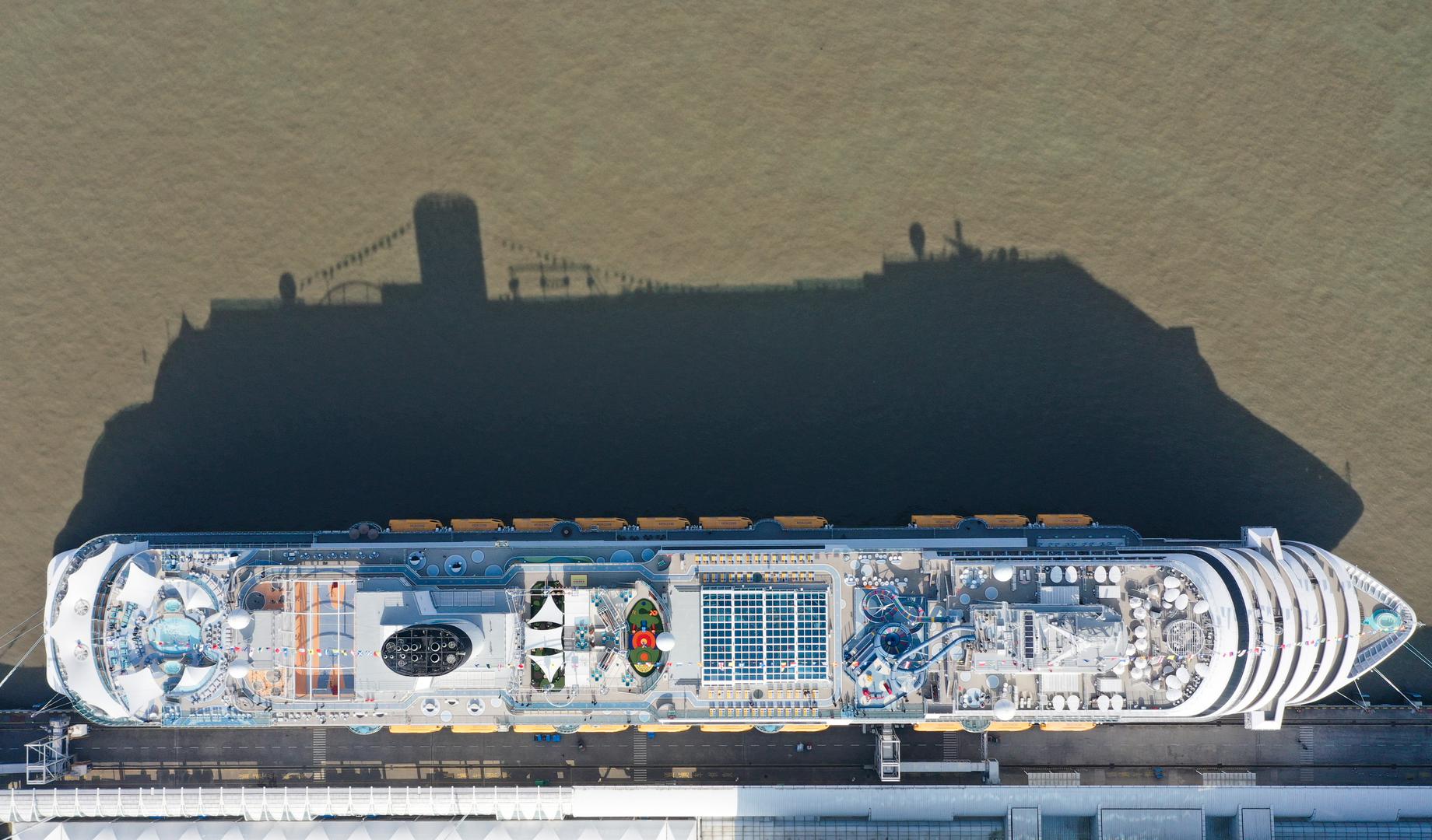 Zamišljen za kinesku srednju klasu, brod ima salon za mahjong igru i restoran specijaliziran za kineski 'fondue'. 