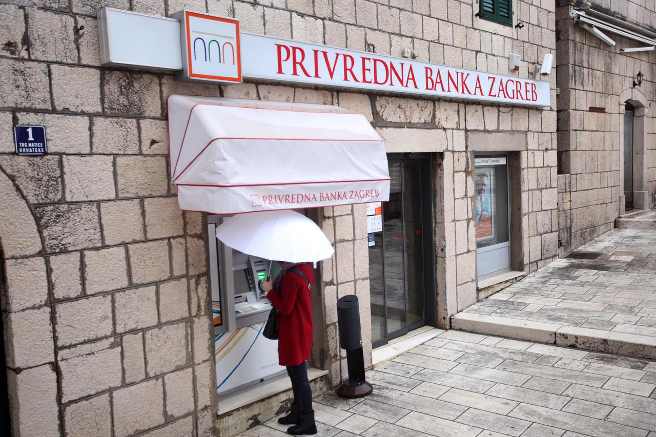 Imotski: Jučer je u centru grada opljačkana poslovnica PBZ-a