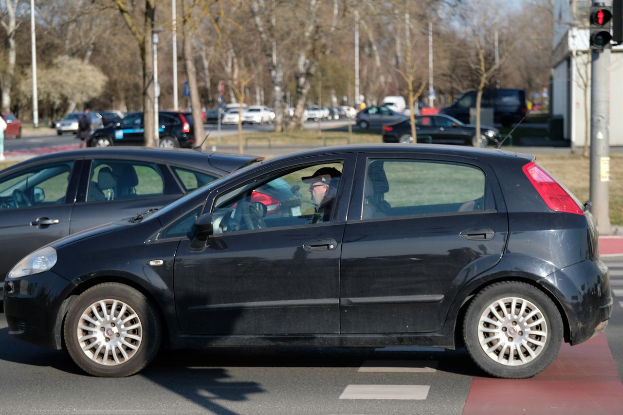 Unatoč visokim cijenama goriva, u autima i dalje po jedan putnik