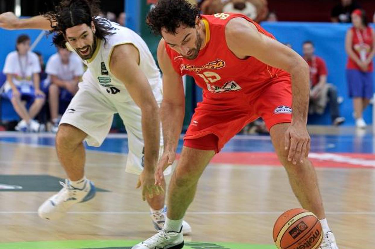 'Spain\'s Jorge Garbajosa (r) and Argentina\'s Luis Scola during Friendly match.August, 15, 2010. (Foto U\\u0300 nph/Acero) *** Local Caption *** Fotos sind ohne vorherigen schriftliche Zustimmung aus
