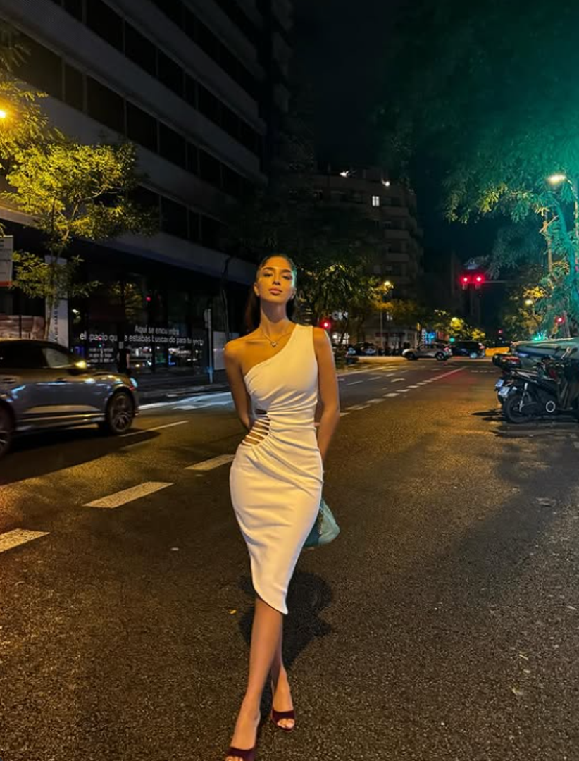 Da joj Španjolska itekako odgovara, pokazuju i fotografije na kojima posjećuje luksuzne restorane te se snima u dugim šetnjama uz more. 