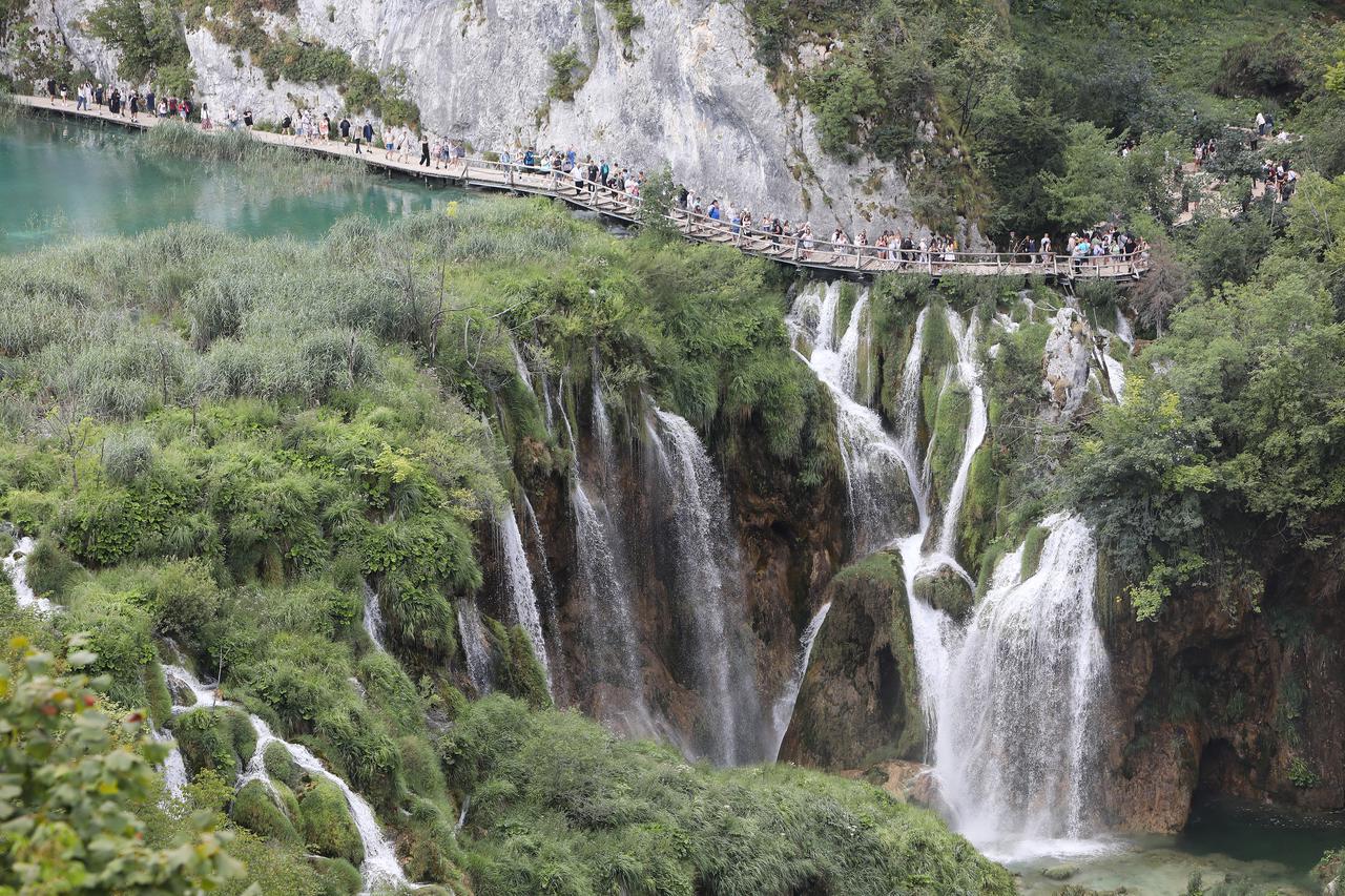 Brojni turisti u obilasku Plitvi?kih jezera
