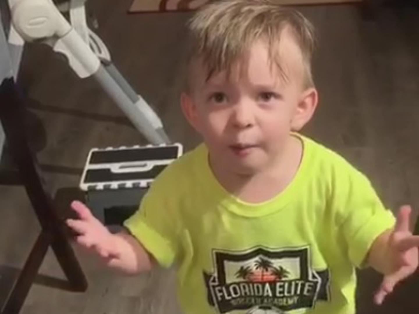 Dvogodišnji dječak Alexander iz Jacksonvillea na Floridi osvojio je korisnike društvenih mreža nakon što je pokazao izrazito nezadovoljstvo kad je njegova majka otišla raditi, a nije ga poljubila za rastanak.