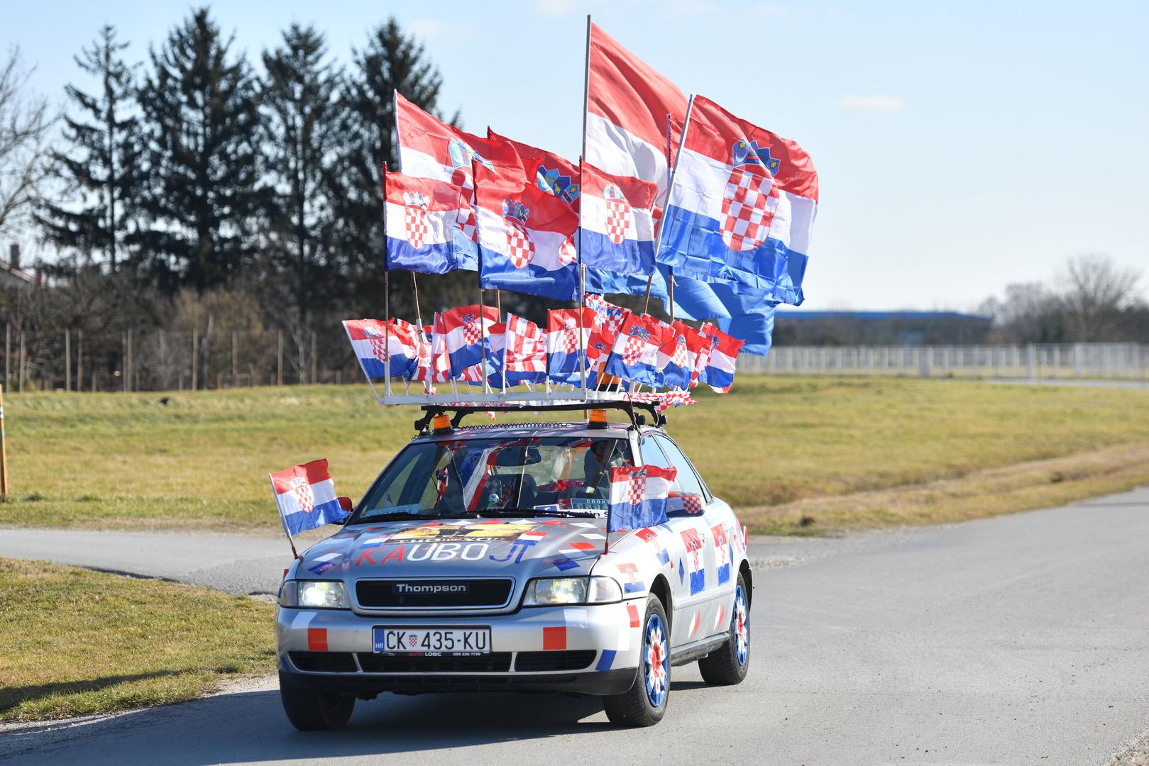 Svoj Audi je ukrasio s čak 60 hrvatskih zastava i krenuo prema Zagrebu na doček rukometaša koji su osvojili srebro na Svjetskom prvenstvu.