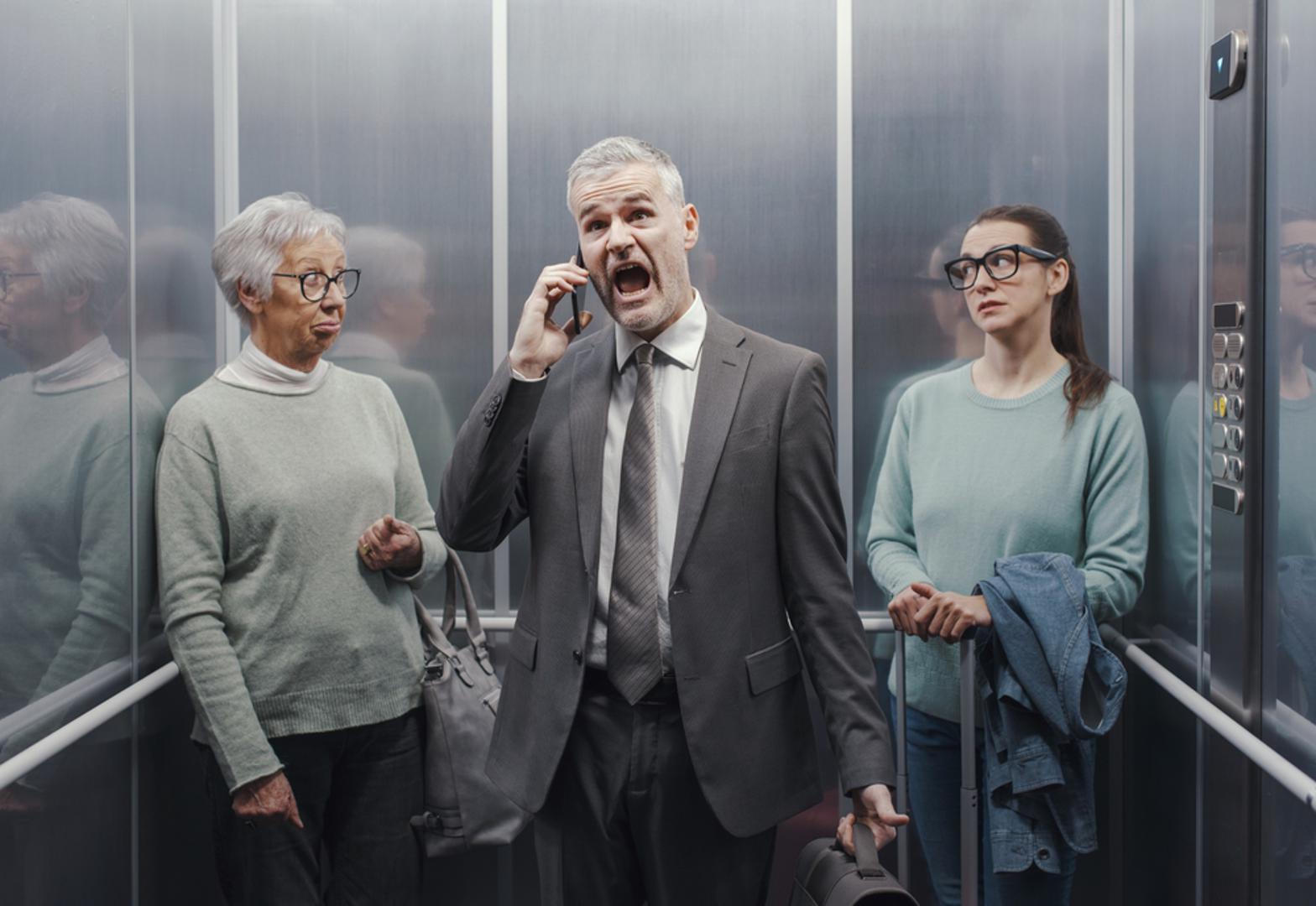 Zamislite da stojite na autobusnoj stanici i odjednom čujete glas koji nadjačava sve ostale. Iako osoba ne vrijeđa i ne koristi agresivan ton, vi i ljudi oko vas počinjete osjećati nelagodu i iritaciju. U takvim situacijama lako je nekoga proglasiti nepristojnim, no glasnoća često otkriva i nešto o emocijama, navikama i osobnosti, pišu stručnjaci za Psychologs.