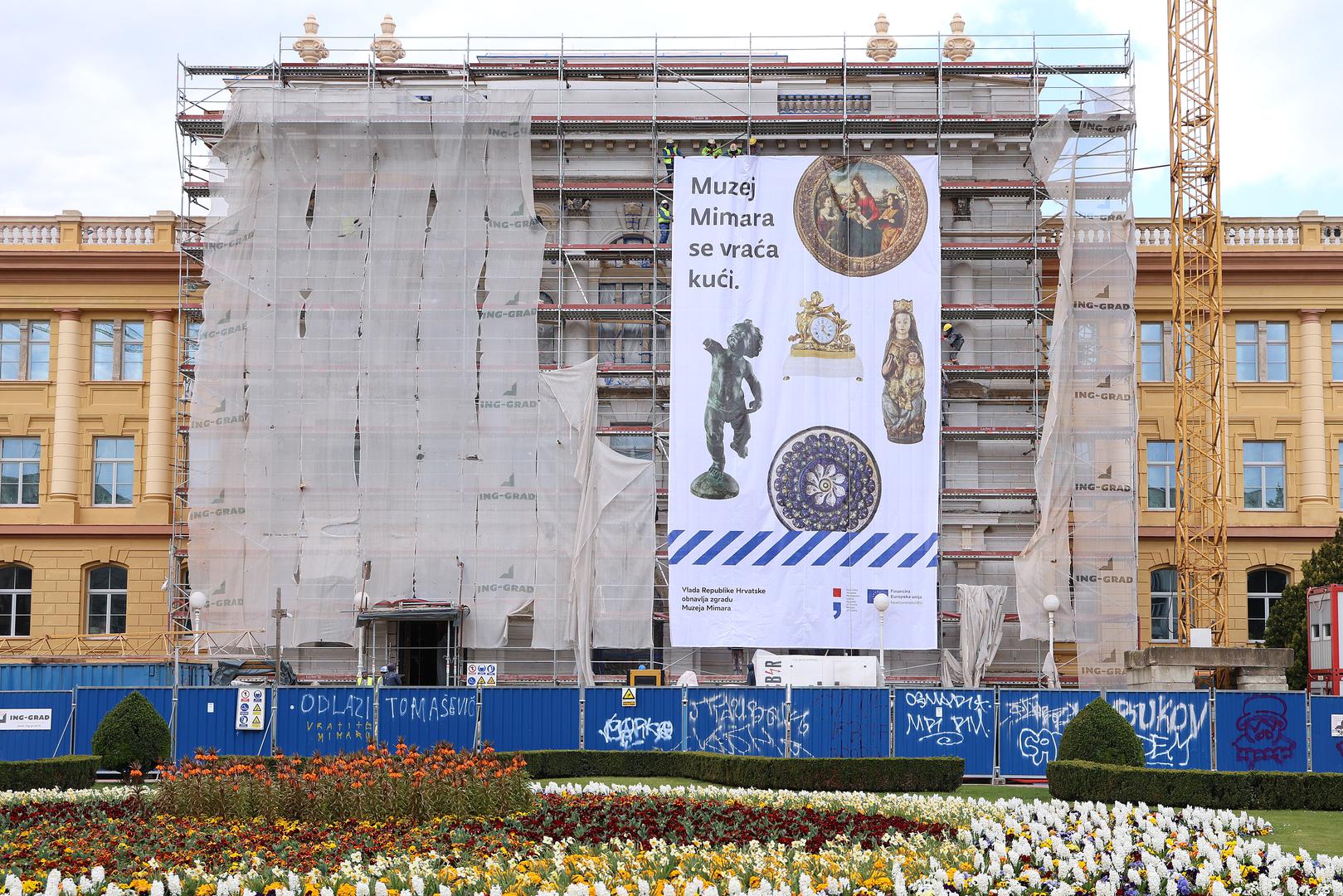 Nedavno je prolaznike iznenadila i fasada koja više neće biti siva, već zlatna. 