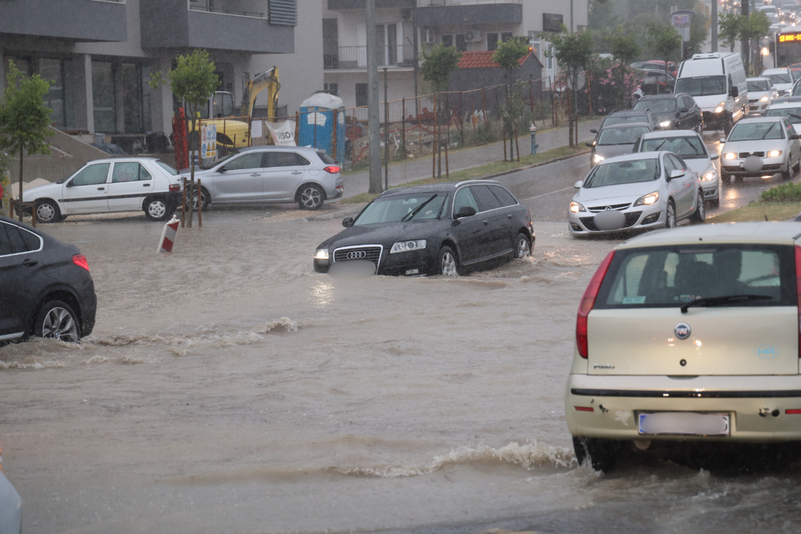 Prema informacijama koje prenosi portal Dalmacija danas, do 12.30 sati na području Solina palo je oko 50 litara kiše po četvornom metru, a obilna kiša nastavila je padati i na području Splita i okolice.