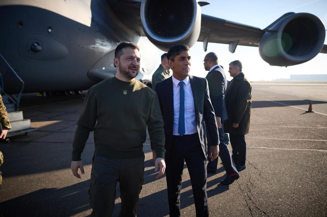 Volodimir Zelenski i Rishi Sunak u londonskoj zračnoj luci Stansted