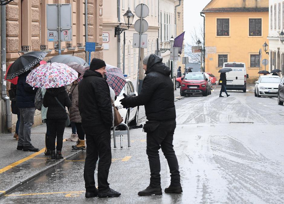 Zagreb: Prosvjed roditelja odgajatelja ispred Gradske skupštine zbog najave modificiranja te mjere