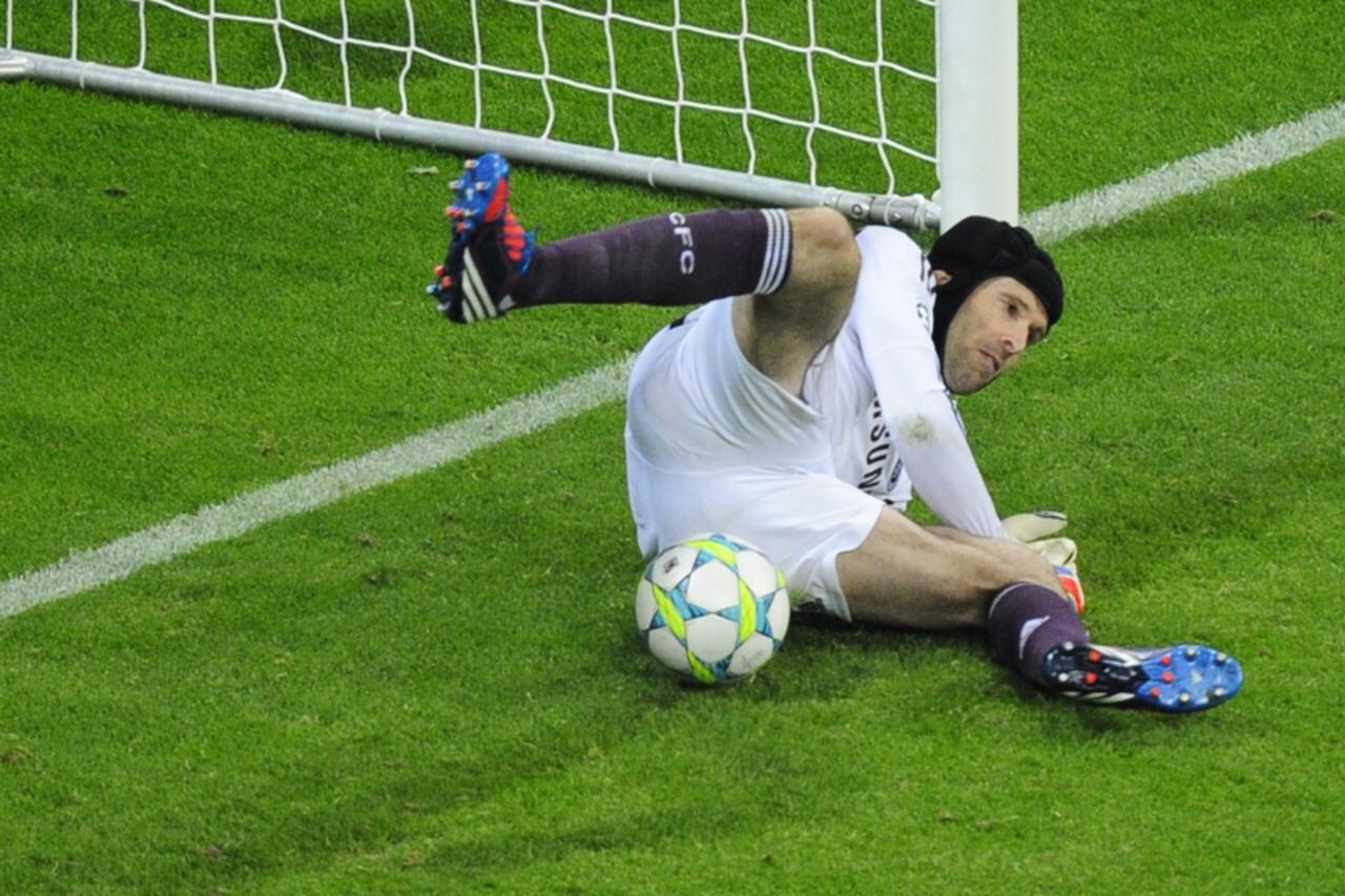 'Chelsea\'s Czech goalkeeper Petr Cech makes a save during the UEFA Champions League final football match between FC Bayern Muenchen and Chelsea FC on May 19, 2012 at the Fussball Arena stadium in Mun