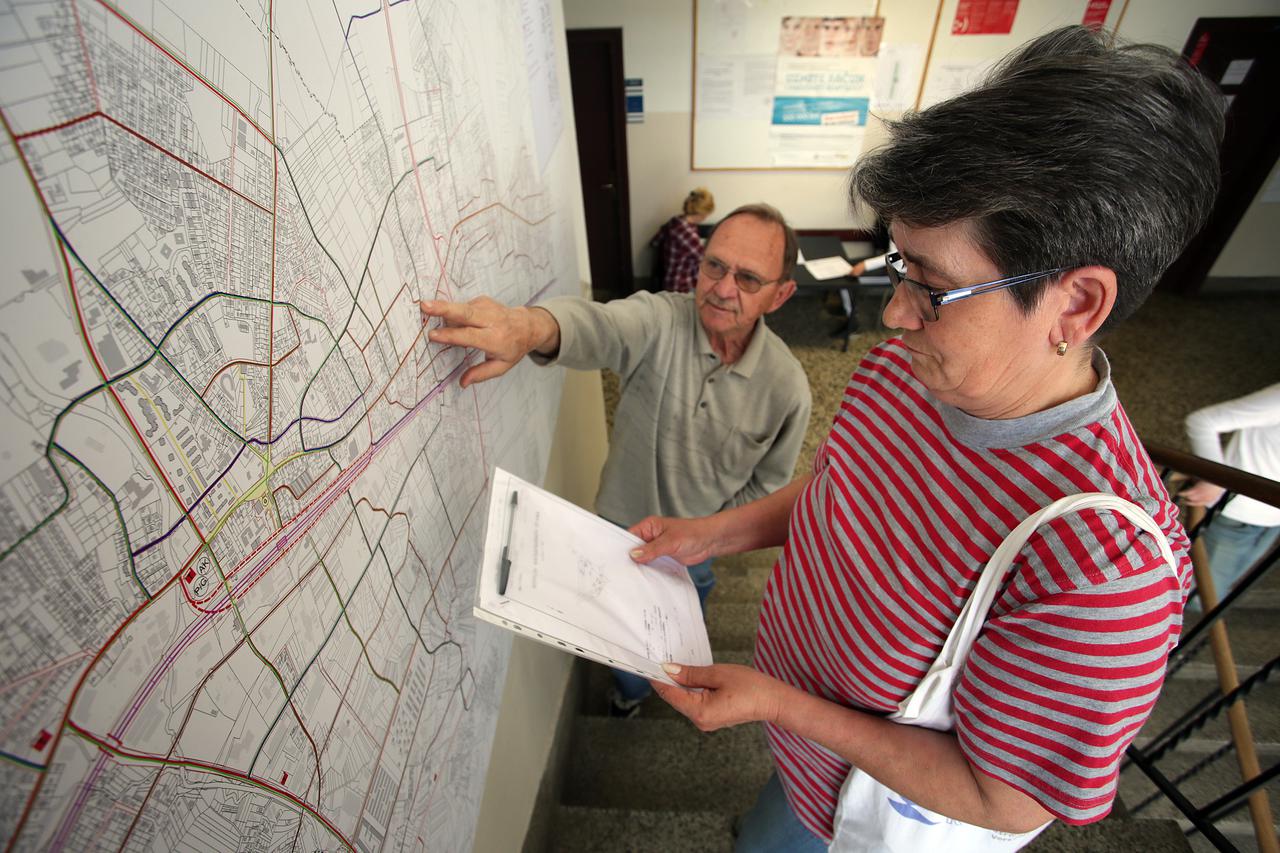 22.04.2015., Zagreb, Sesvete - Posljednji dan javne rasprave o GUP-u Sesveta. Gradjani proucavaju predlozeni GUP u zgradi opcine te jos samo danas imaju pravo podnijeti prigovore. Photo: Jurica Galoic/PIXSELL