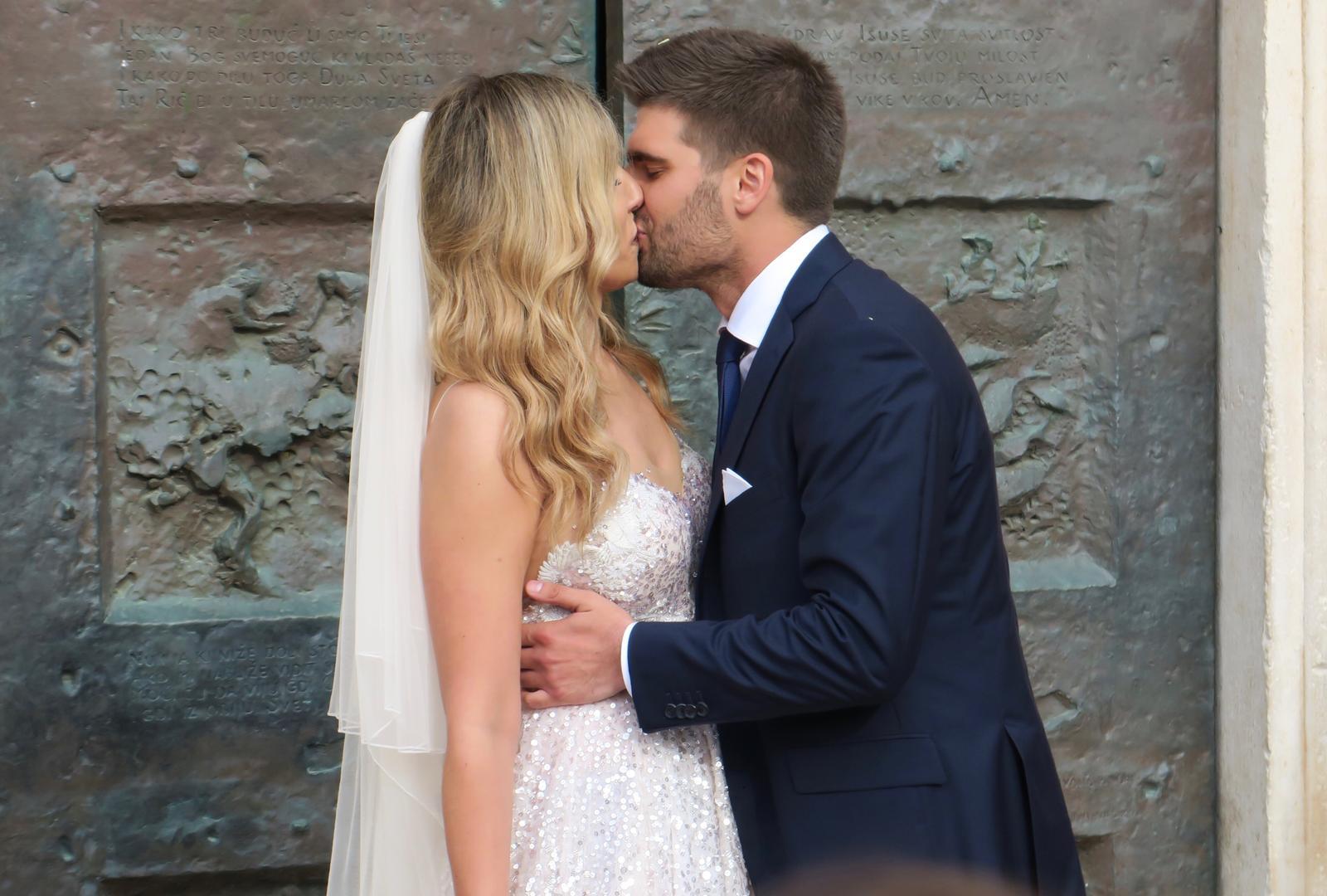 Vjenčali su se u katedrali svetog Stjepana na Hvaru. Nakon crkvene ceremonije svadbeno slavlje nastavilo se u jednoj od uvala na Paklinskim otocima.
