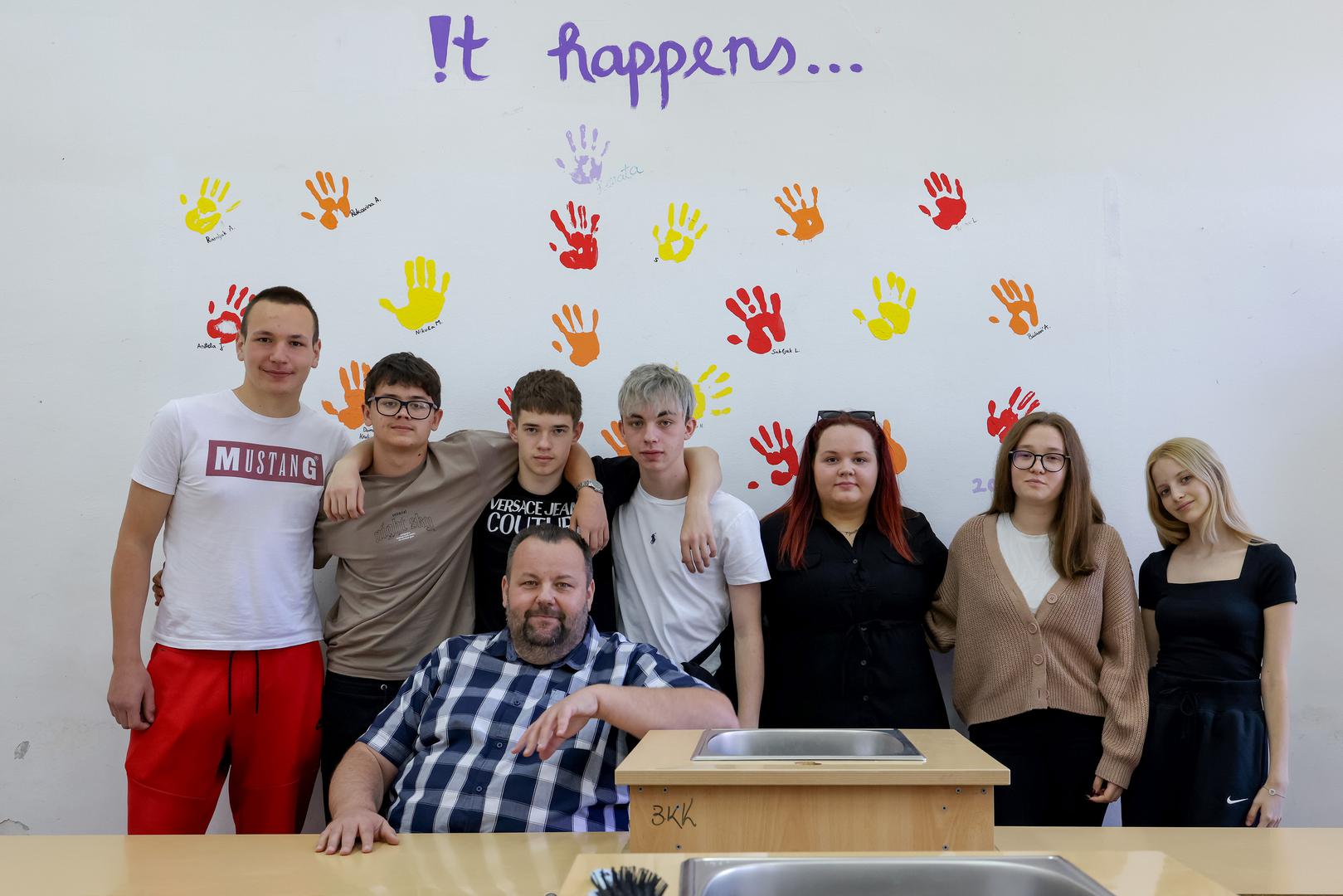 ŠKOLSKI TIM iz koreničke Srednje škole Plitvička jezera s mentorom Ivanom Kokotom. “U malim
sredinama ljudi su uvijek međusobno povezaniji. Istodobno, nema nas toliko puno da se stvori gužva ili
nezadovoljstvo.”
