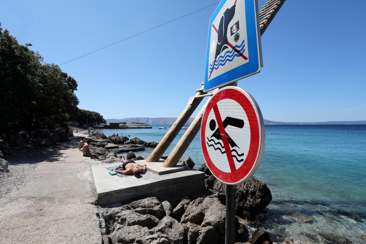 Zbog zagađenja mora na plaži u Klenovici zabranjeno je kupanje